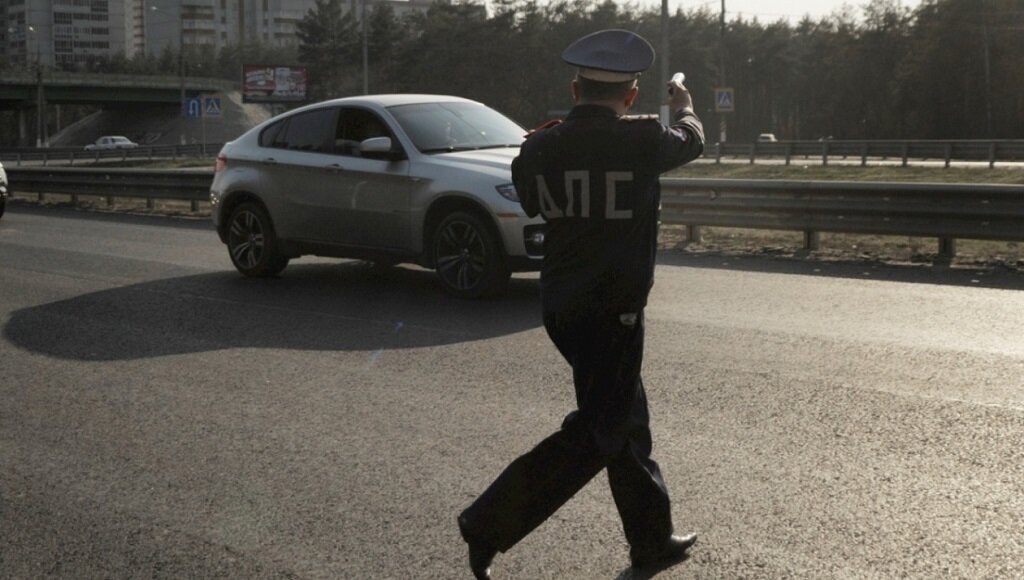 В каких ситуациях водитель вправе не останавливаться по требованию инспектора ГИБДД? Фото с сервиса Яндекс.Картинки