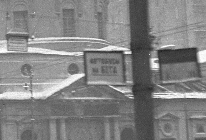 Информационная табличка  с надписью «Автобусы на Бега», позволившая сузить радиус первоначального поиска места съемки. Пушкинская (Страстная) площадь и храм Димитрия Солунского осенью 1933 года. Фото Николая Кубеева из коллекции Андрея Мятиева.