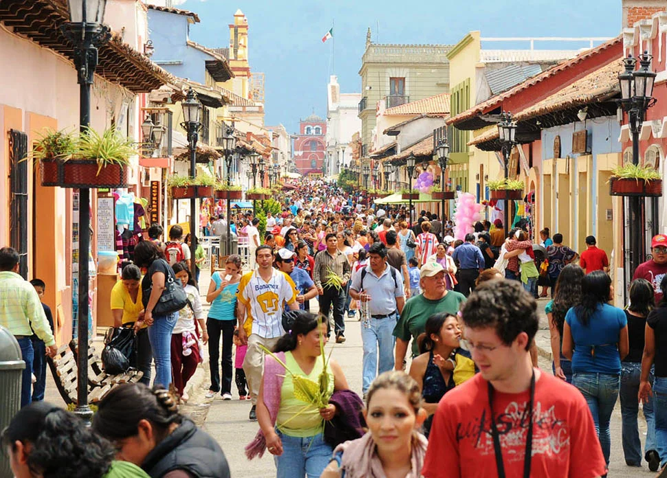 Большая часть населения мексики говорит. Мехико Мексика улицы. Мехико-Сити население. Мексика местные улочки. Население Мексики.