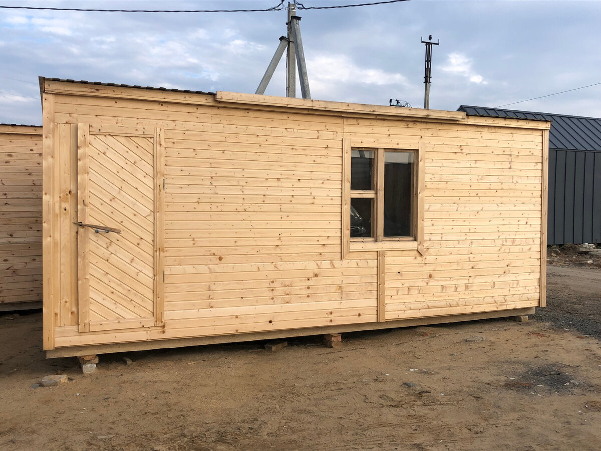 Шестиметровая бытовка на деревенском рынке. Фото автора статьи.