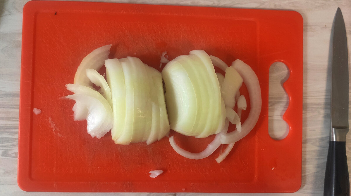 Чистим лук, нарезаем крупными кольцами. 