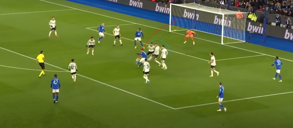 Удар Мэддисона и "стеночка" из соперников, закрывающих обзор собственному вратарю