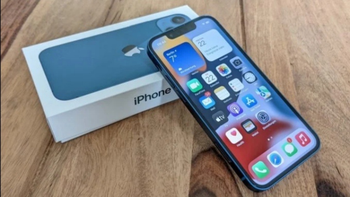 Специалисты подсчитали, что неделей ранее iPhone 13 mini, iPhone 13, iPhone 13 Pro и iPhone 13 Pro Max продавали во многих странах с доставкой за 8, 10, 26 и 26 дней соответственно. Сейчас базовые айфоны можно приобрести с доставкой за 5 дней, топовые — 23 дня.