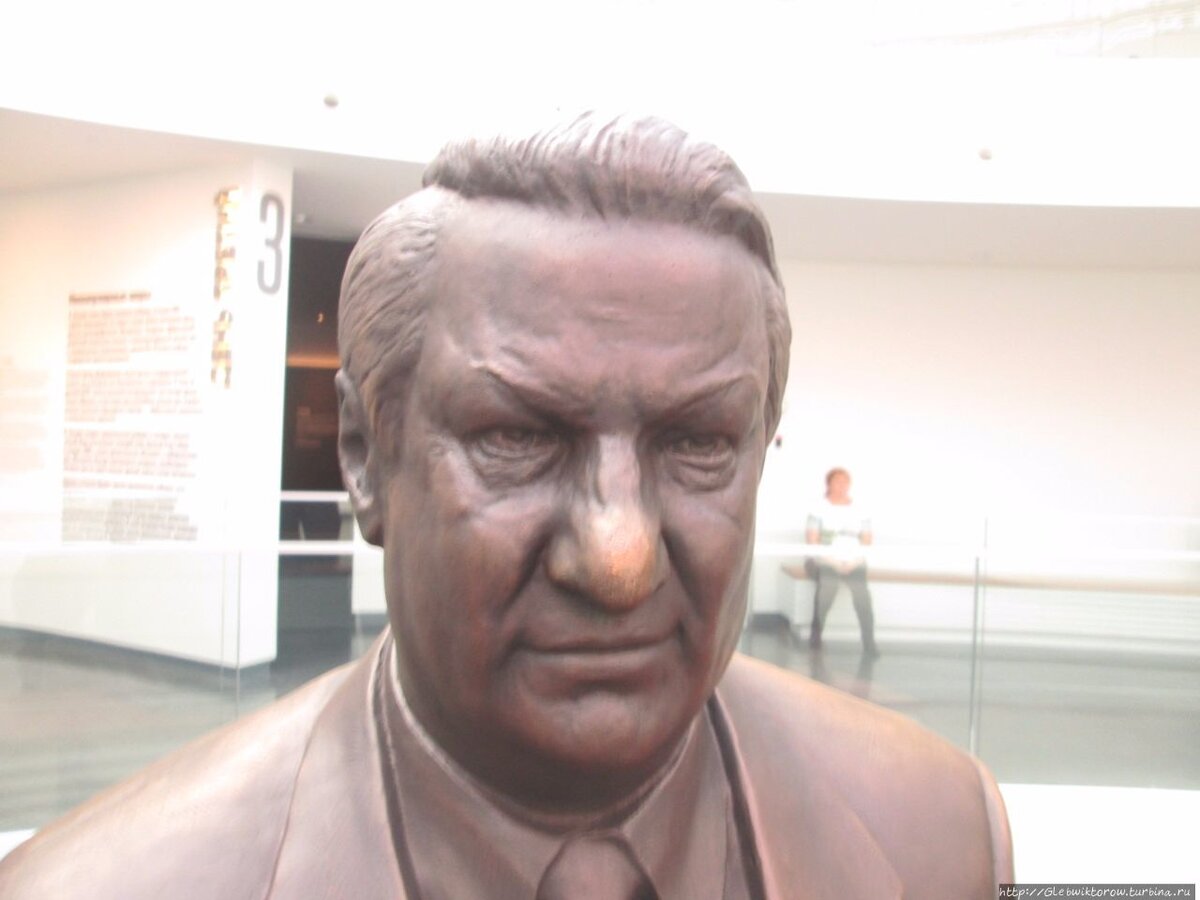 Полюбуйтесь на красавца - даже в бронзе отразилась любовь закладывать за воротник. Бесплатная картинка из открытых источников.