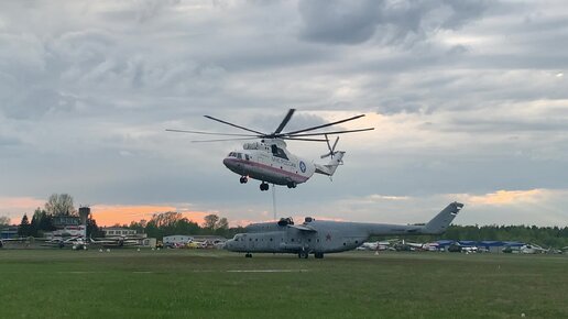 Транспортировка вертолета Ми-6 на вертолете Ми-26 на завод МАРЗ