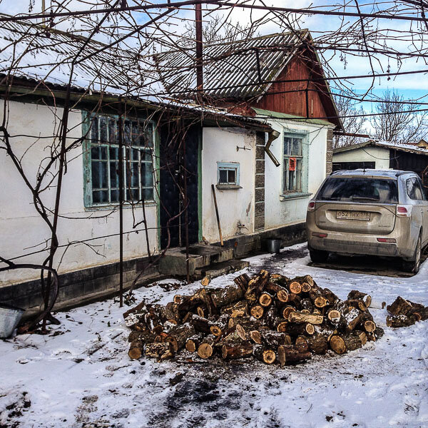 На фото: наш дом в январе 2016 г. Дрова привезли...