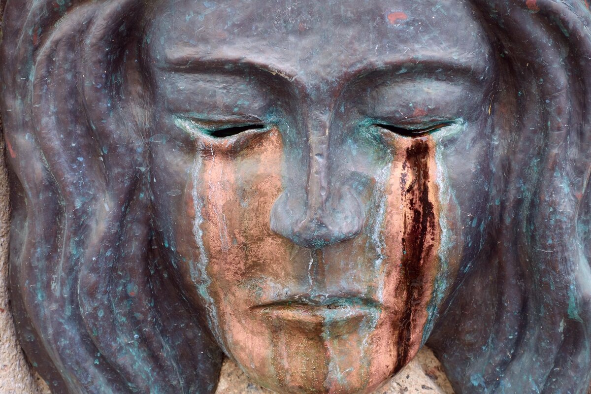 Такие люди очень стараются никого не обременять, и свою боль носят внутри