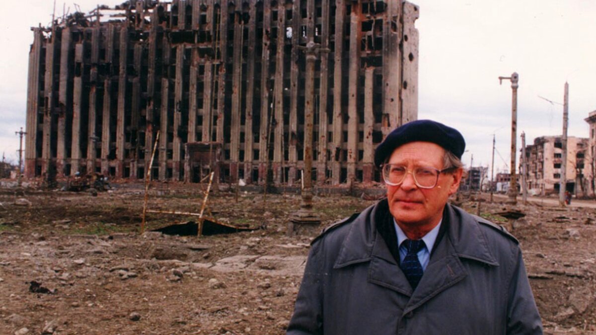 Сергей Ковалев в Грозном, изображение заимствованно из https://clck.ru/bmXii 