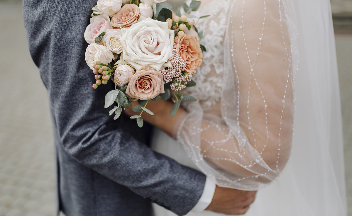 На кольца, платье, костюм, аренду зала и праздничный ужин на 30 человек мы потратили около 300 000 рублей