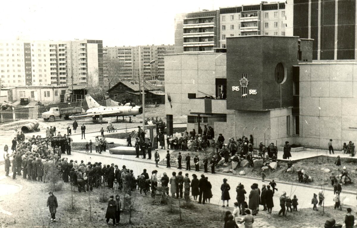 Праздник 40-летия победы в МЖК, 1985 год. Вдалеке стоит старый дом ещё Чистовского торфяника