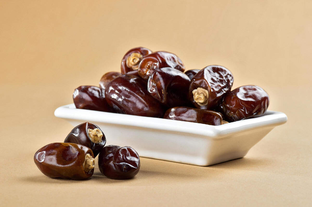 Можно диабетику есть финики. Mazafati Dates финики. Финики Mazafati Dates natural. Bateel финики. Оман финики.