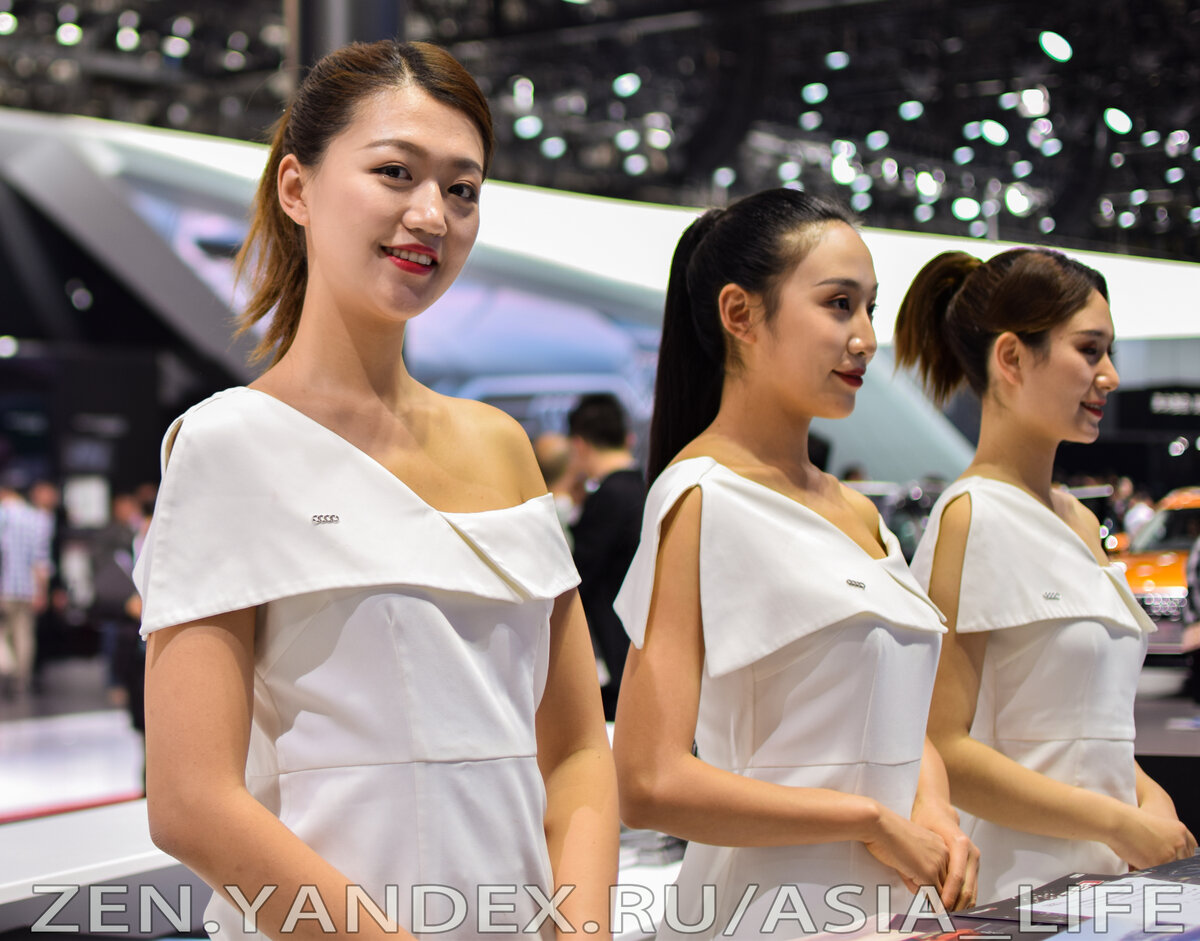 Как думаете, из какой страны азиатка и сколько ей лет ? 