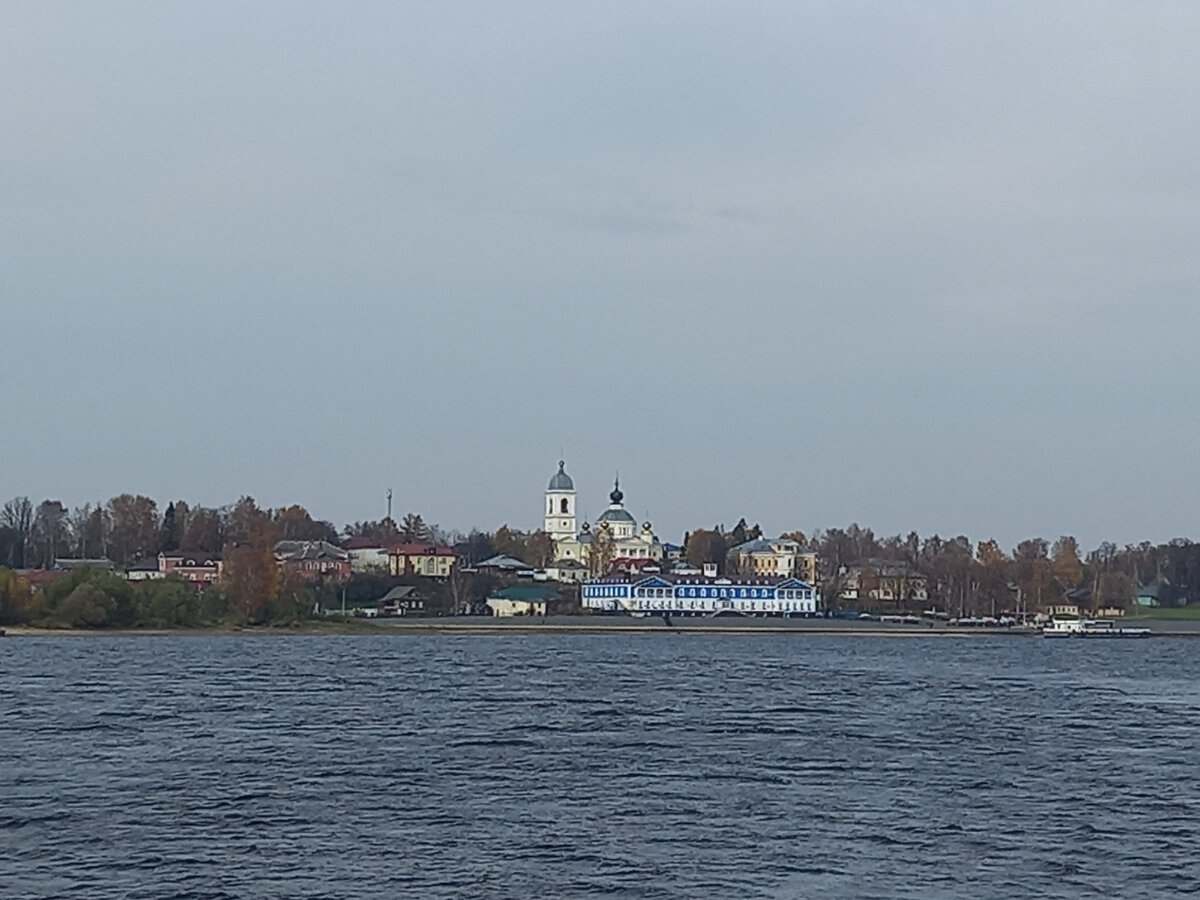 Вид на Мышкин с противоположного берега Волги