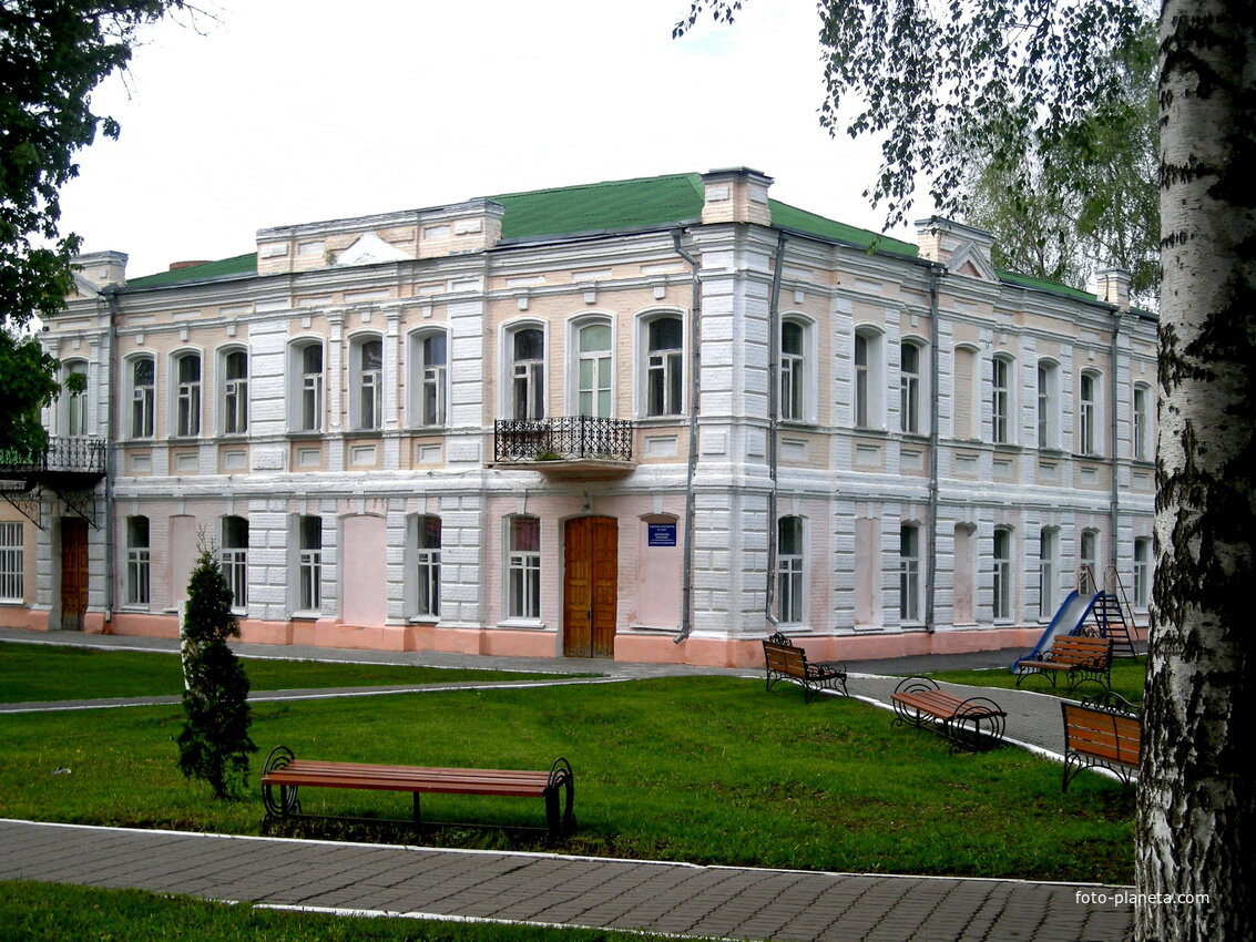 Ещё один вариант. Всё-таки тот зелёный цвет, в который здание покрасили сейчас совсем его не красит.