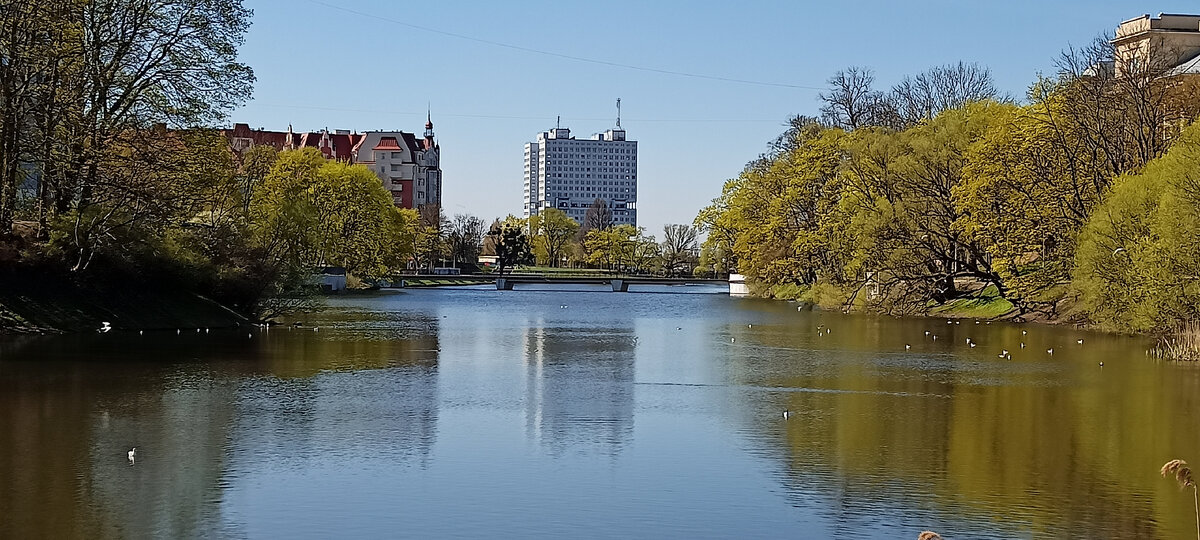 Вид с Нижнего Озера на Дом Советов, который скоро обещают снести