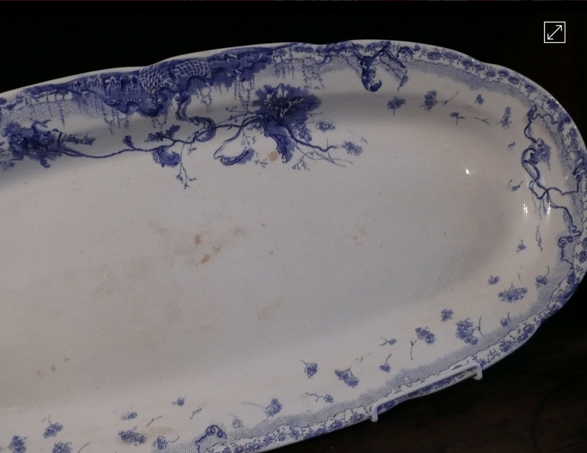 Ещё одно блюдо с коричневой, забитой под глазурь гадостью, которое теперь уже, даже если и вытравить, в божеский вид не привести... Фото взято из свободного доступа в интернете.