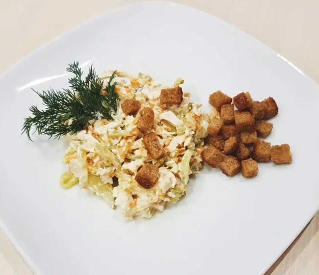 салат с курицей и маринованными огурчиками