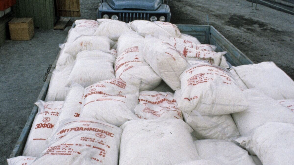    Машина с мешками удобрения© РИА Новости / И. Носов