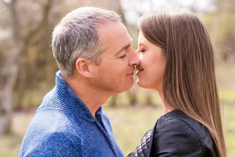 видеоролики с молодыми девушками.