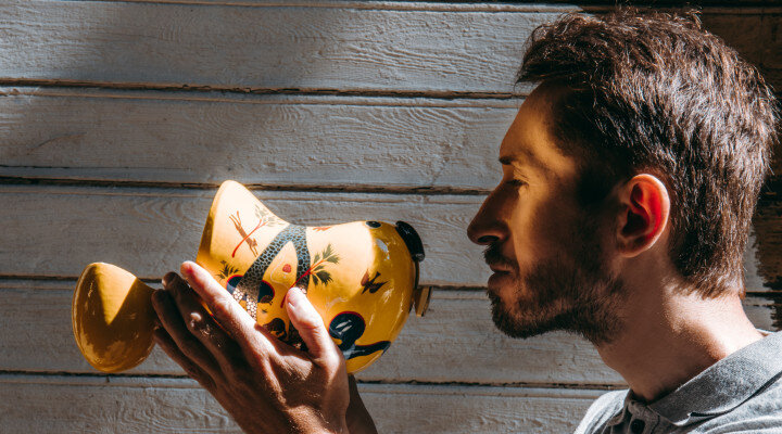 Рустам Адюков и сувенир Решетинский колокольчик 