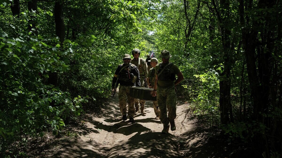    Украинские военные© AP Photo / Evgeniy Maloletka