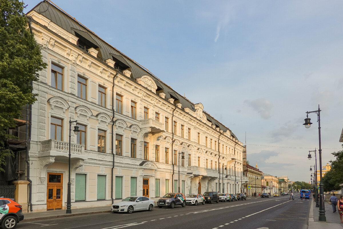 В самом центре Москвы отреставрировали прекрасный старинный особняк.  Сколько стоит купить здесь квартирку | Самый главный путешественник | Дзен