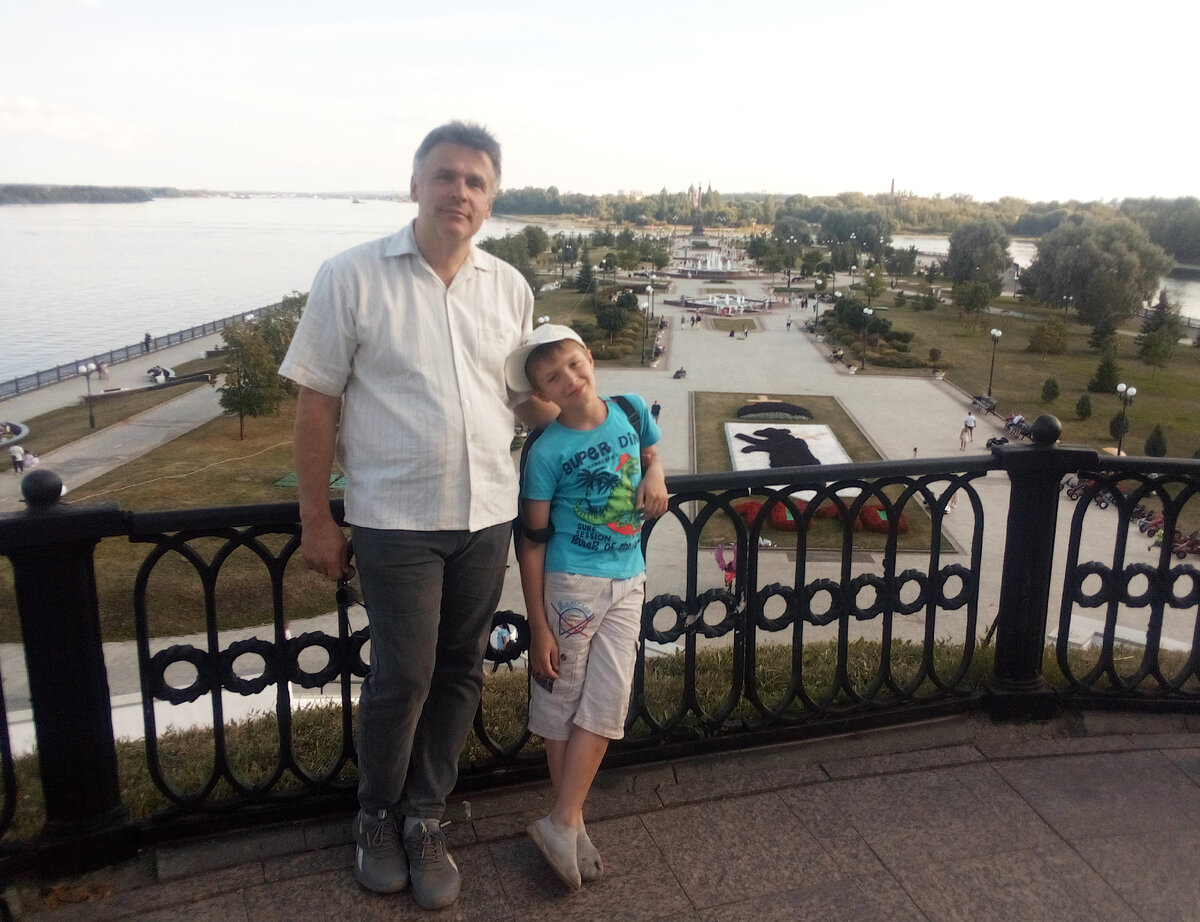 Мы в Ярославле на смотровой площадке. Под нами герб, стрелка, Волга слева, Которосль справа