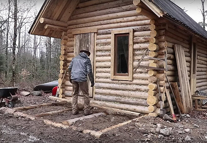 Лайфхак по выживанию в лесу: как построить дом - видео набрало 60 млн