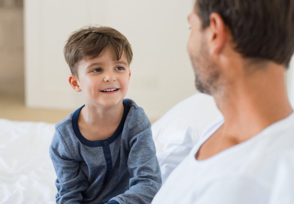 воспитание ребенка. отец беседует с детьми. общение в семье. ребенок перебивает. папа не общается с ребенком.