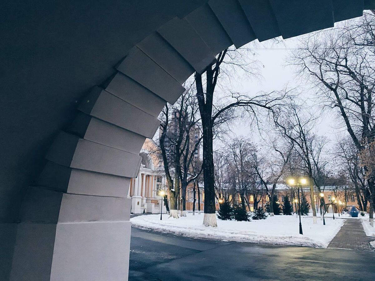 Вид на внутренний двор из арки. Источник irynniki