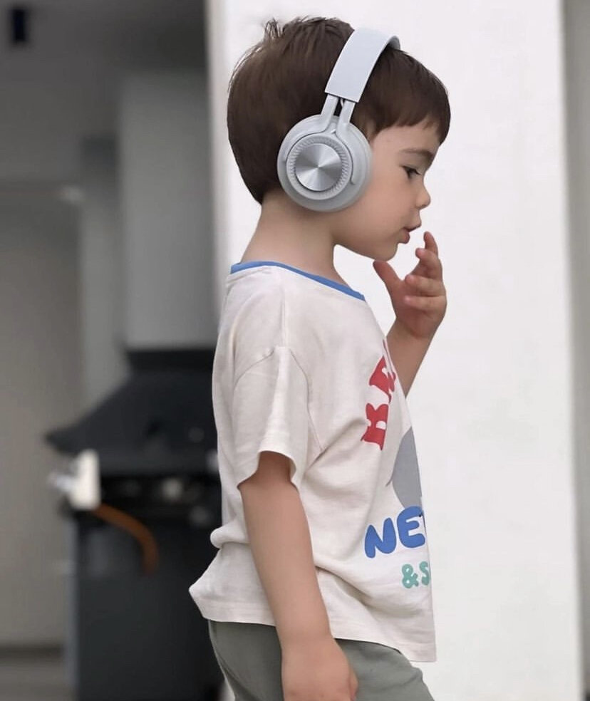 Взяли с собой 2 чемодана одежды. Малыш Ваган Петросян с мамой и папой отдыхает