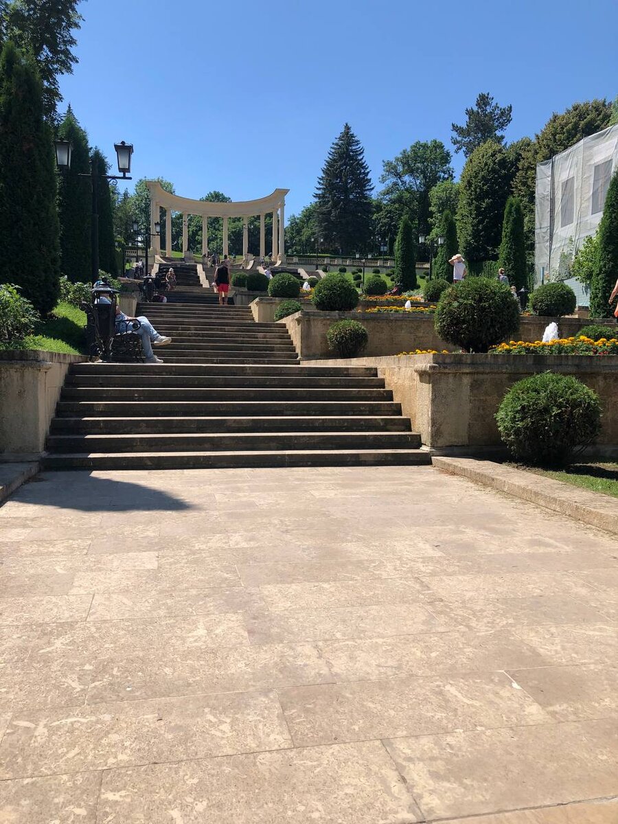 Вход в парк со стороны колоннады.