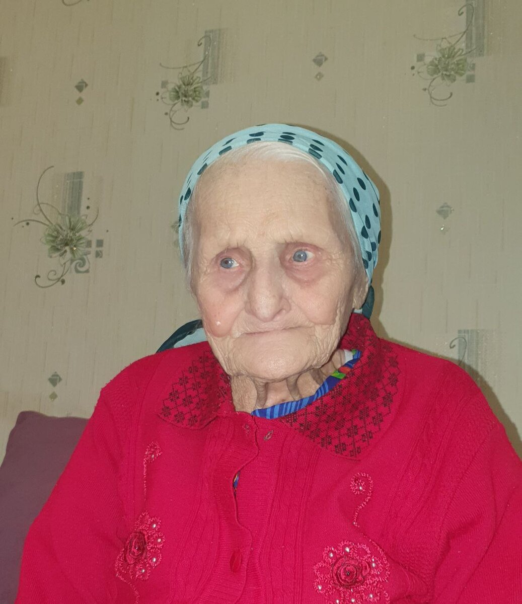   Не так давно мы вам рассказывали о жительнице поселка Серышево, которой исполнилось 100 лет. А вы знаете, что она - не единственная?!
Сегодня 100 лет исполняется  Ольге Константиновне Панитковой, также проживающей  из пгт Серышево. Целый век! Вдумайтесь в это!
В канун юбилея я навестила Ольгу Константиновну. Встретила меня ее дочь – Ирина Васильевна. Втроем мы побеседовали о жизни нашего уважаемого юбиляра. 
…Родилась Ольга Константиновна в Читинской области – село Усть-Уров (Нерчинский район). На мой вопрос «Когда переехали в Серышево?» отвечает, что приехали в Серышево с мужем – Василием Климентьевичем, работавшим на лесозаготовках,   но в каком году – уже не помнит. Не диво – иной раз то, что вчера случилось, из головы  вылетает, а тут такие временные периоды… 
-Как с мужем познакомились?
-Так где? В деревне своей. 
-так примерно строилась наша беседа.
В Серышево наша героиня, с ее слов, вместе с мужем  работала на маслозаводе, оттуда и  на пенсию ушли.
О семье, в которой родилась, остались скудные, но дорогие сердцу воспоминания. Вспомнила наша героиня о своей маме и тут же слезы появились на глазах. Мама нигде не работала – смотрела за детьми, их у нее было пятеро (2 сына и 3 дочки). Прожила она недолго, умерла в 35 лет.
Про отца вспомнилось, что имел свою лавку в довоенное время, сам же был в ней продавцом. За растрату в магазине отсидел в «яме» в годы войны (поэтому на войну и не попал) – подсказывает Ирина Васильевна (мама когда-то это рассказывала). 

У самой Ольги Константиновны две дочки.
Ирина Васильевна рассказывает, что мама никогда не лежала в больнице. Предлагали много раз подлечиться, но она всегда отказывалась.
Благодаря  Ольгу Константиновну за согласие встретиться, за беседу, давшуюся ей, все же, нелегко, я   пожелала ей здоровья. Уверена, к этому пожеланию присоединятся и наши читатели!
Н. Малык.
