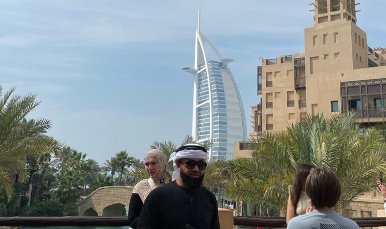 Туристы на фоне "Паруса"