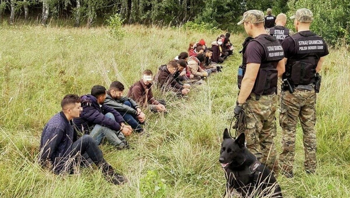 А поляки развлекаются, "Задержанные мигранты прибывшие из Республики Беларусь" охотно позировали на поляне около Mocarze, поселения в центре Польши. Видео окончания "задержания" попало в сеть и? Ни одно европейское СМИ этого не заметило...