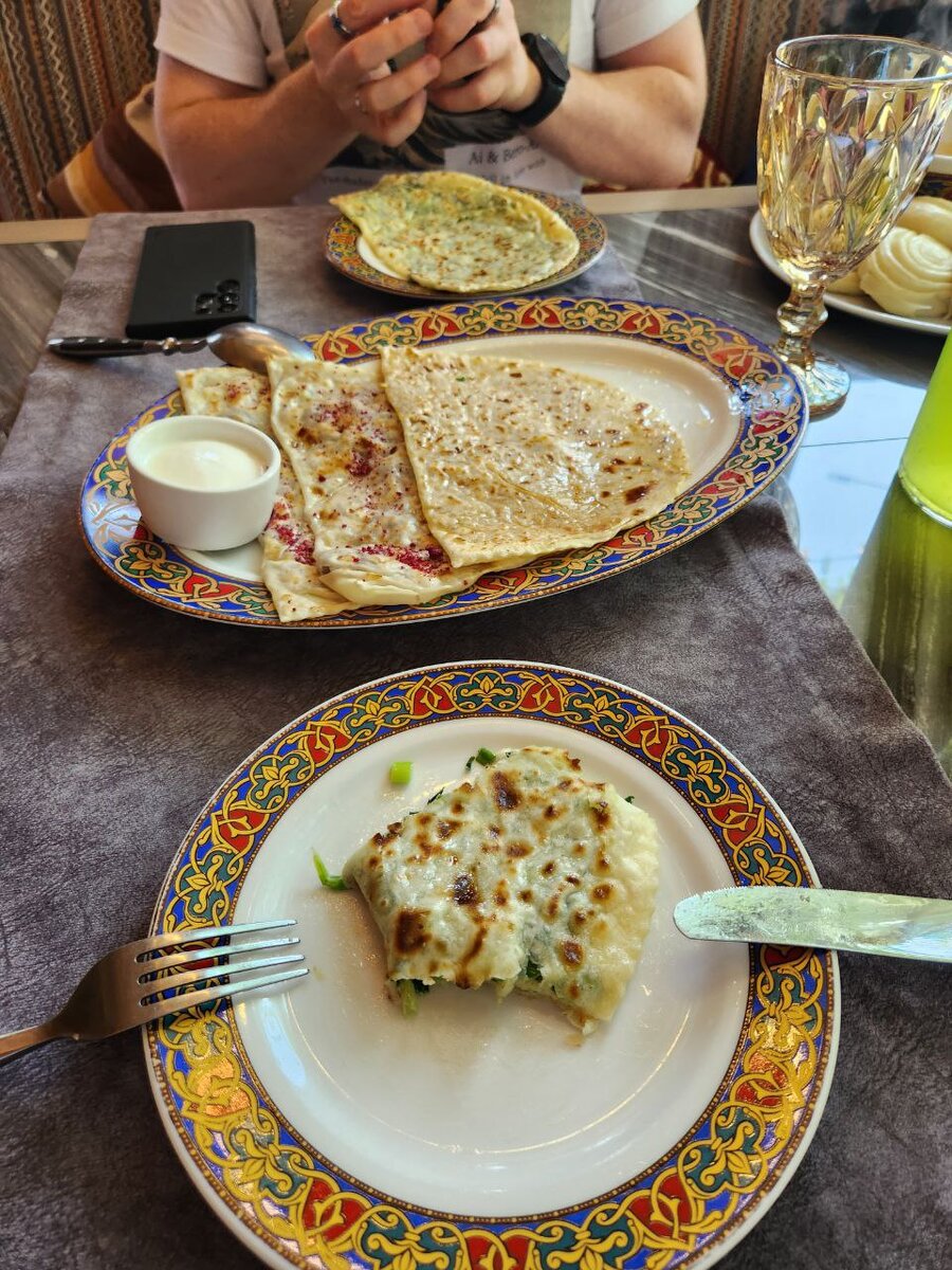 Чуду - своеобразные тонкие лепёшки-пирожки, которые готовятся из пресного теста и разнообразной начинки. Чуду считаются национальным блюдом дагестанской кухни... Фото автора