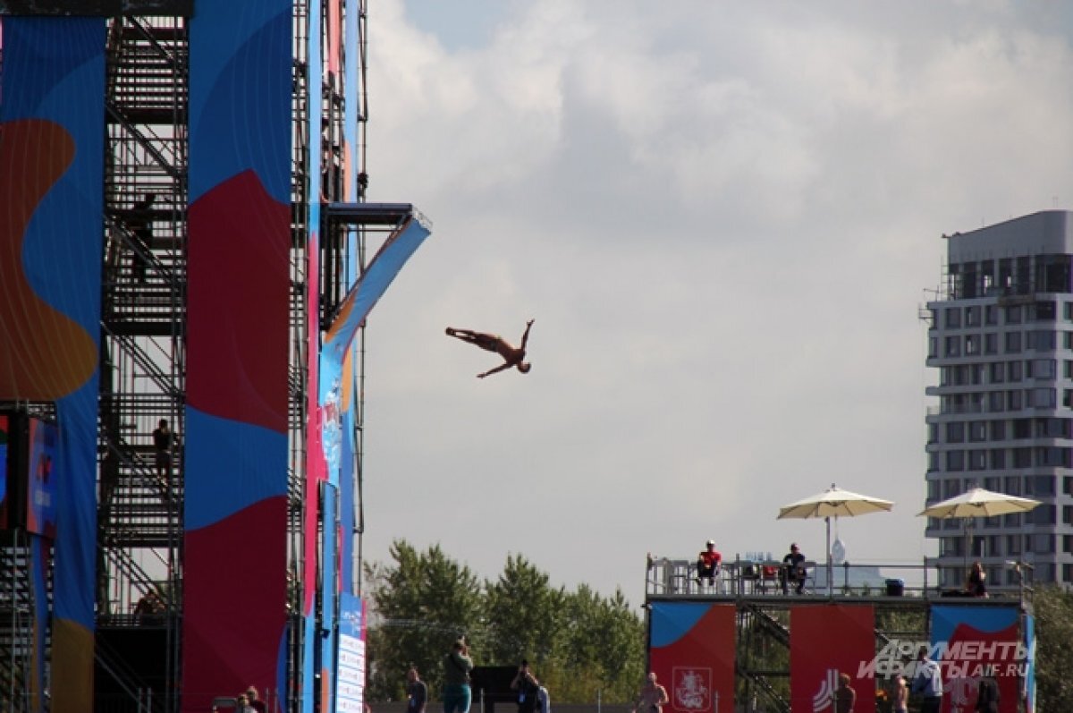    Прямо в воду.