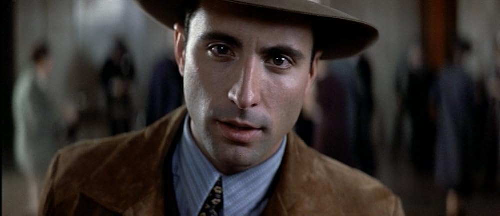 Кадр из фильма The Untouchables. Режиссер: Брайан Де Пальма. Оператор: Стивен Х. Бёрум. Производство: Paramount Pictures