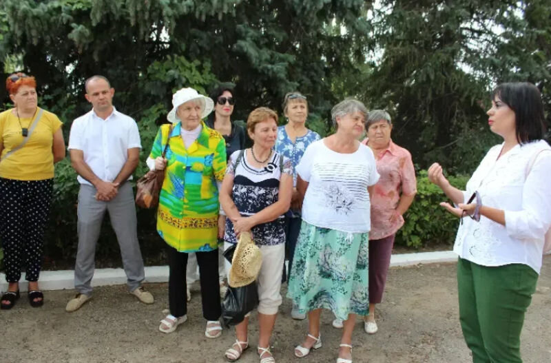    Ветераны из Волжского в Камышине на Станции по селекции древесных пород (фото: пресс-служба администрации Волжского)