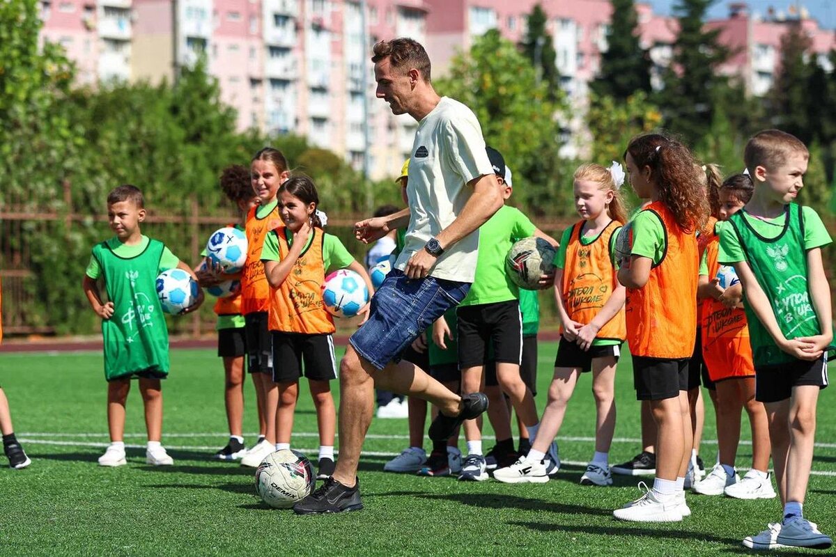 РФС📷Черногорский нападающий клуба «Сочи» Лука Джорджевич провел футбольный урок в одной из школ города