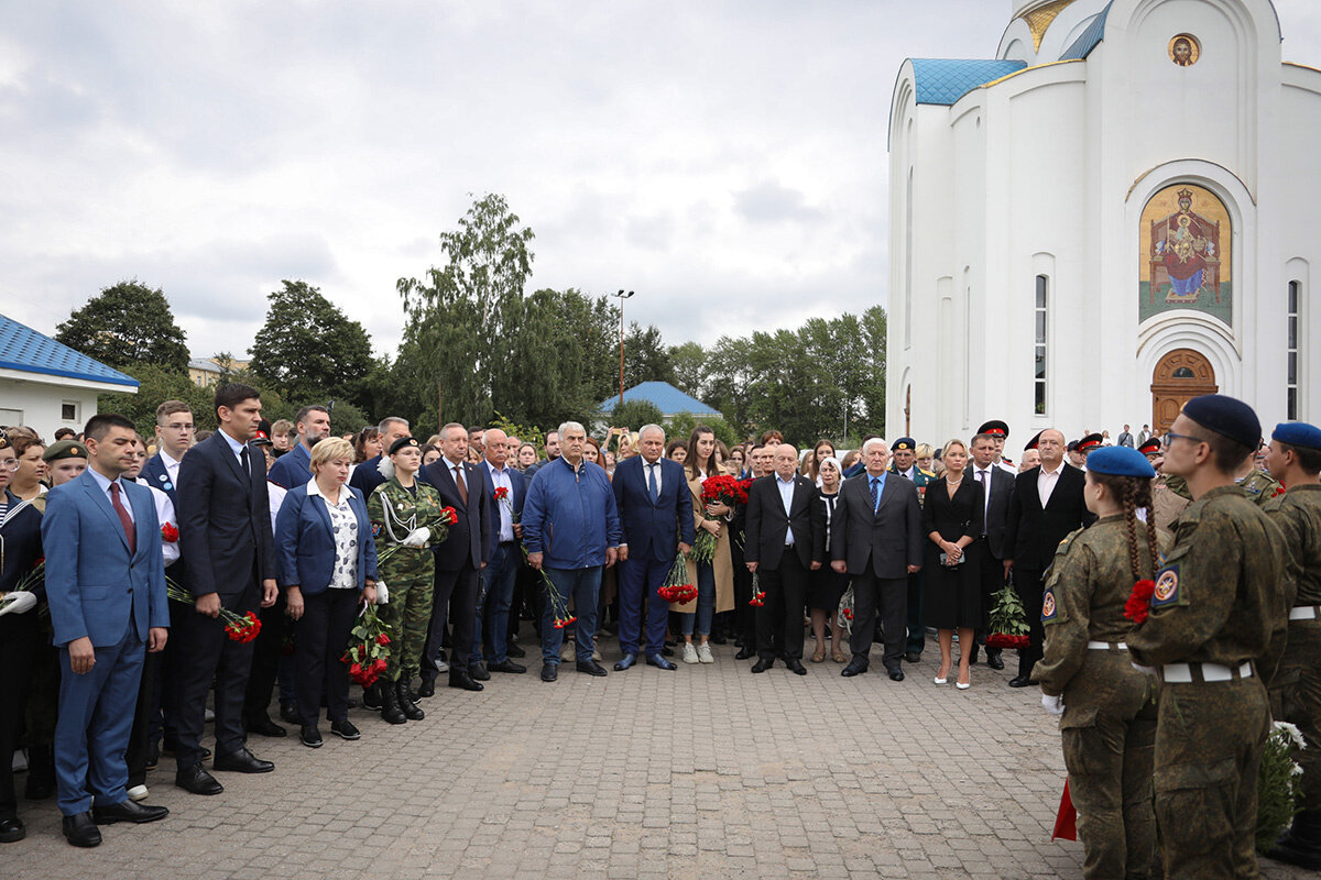 Памятник беслану в санкт петербурге. Памятник детям Беслана в Санкт-Петербурге. Памятник бесланским детям. Похороны бесланских детей.