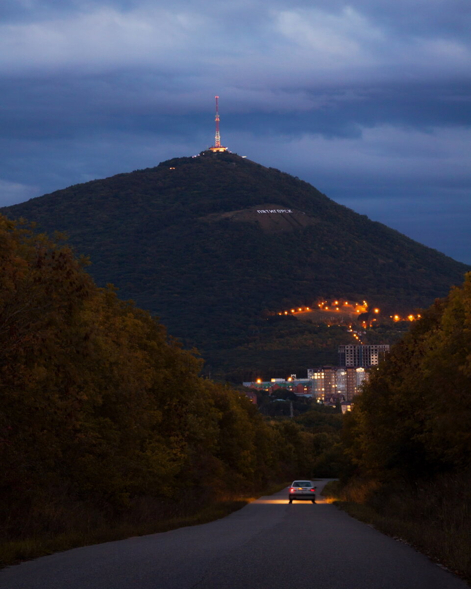 2. Пятигорск и гора Машук вечером. Вид со стороны Бештау