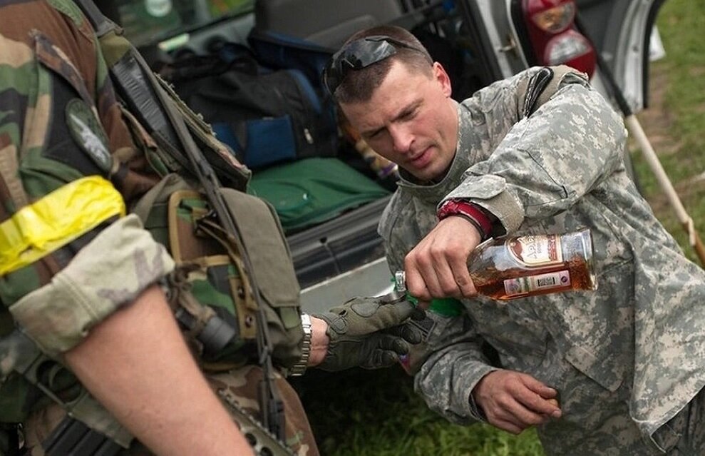    Азаров: в рядах украинской армии царит повальный алкоголизм и наркомания