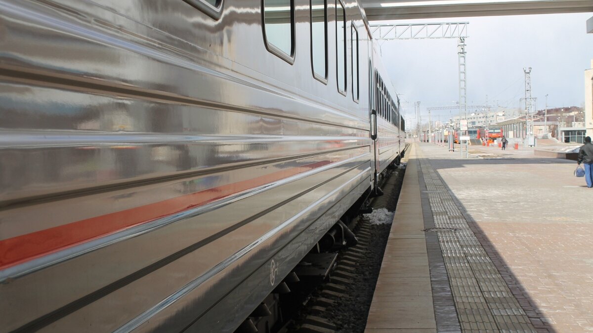     На железнодорожной станции «795 километр» на улице Миля людям приходится перелезать под поездом, чтобы попасть на другую сторону. Об этом сообщили авторы Telegram-канала «ВТатарстанеПоймут».