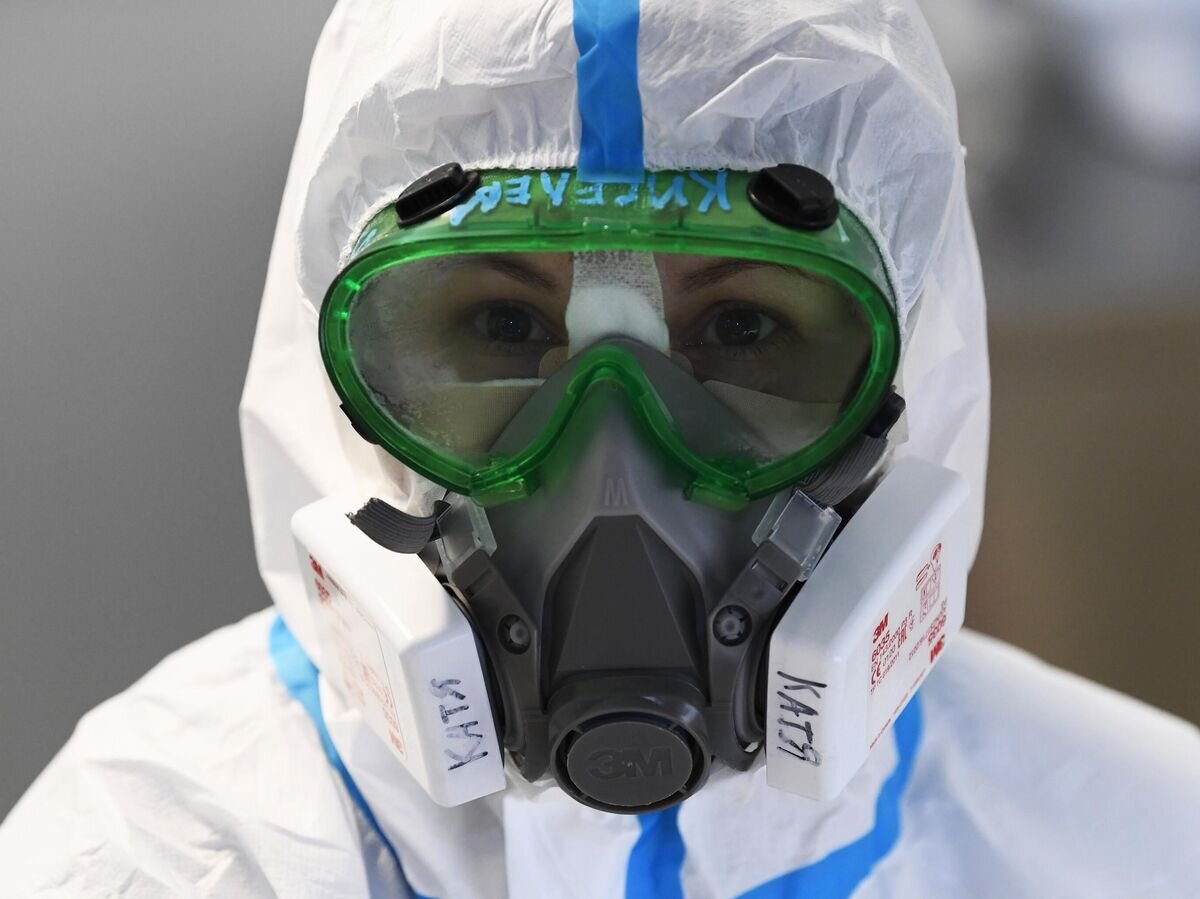    Медицинский работник в красной зоне госпиталя COVID-19 на базе Национального медицинского исследовательского центра хирургии имени А. В. Вишневского в Москве© РИА Новости / Алексей Майшев