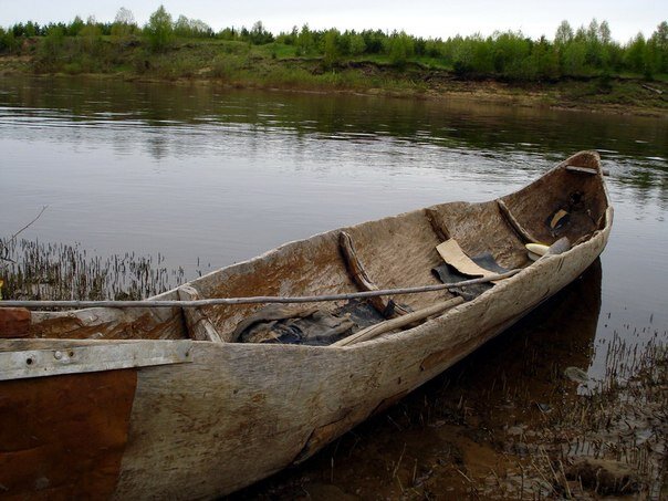 Лодка-осиновка. Фотографировал Николай Русанов в поселке Осяткино.
