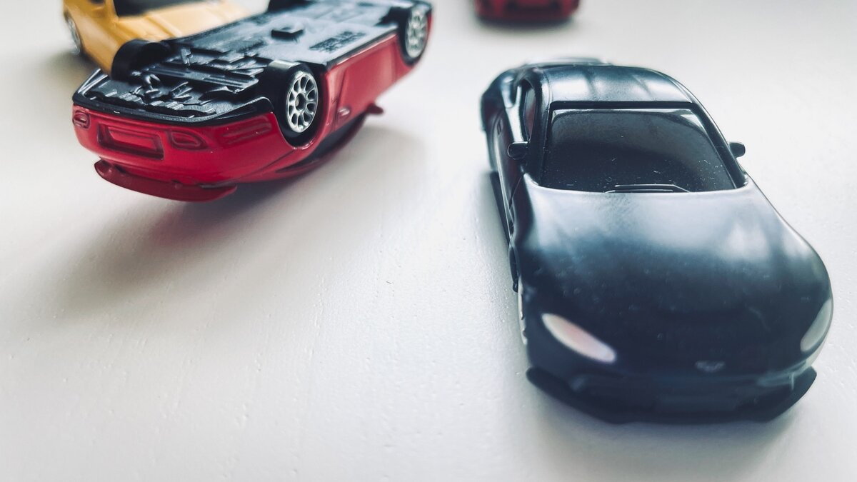     В сети появилось видео аварии с участием иномарки и «Газели» на проспекте Королева в Ростове, ролик опубликован в соцсетях.