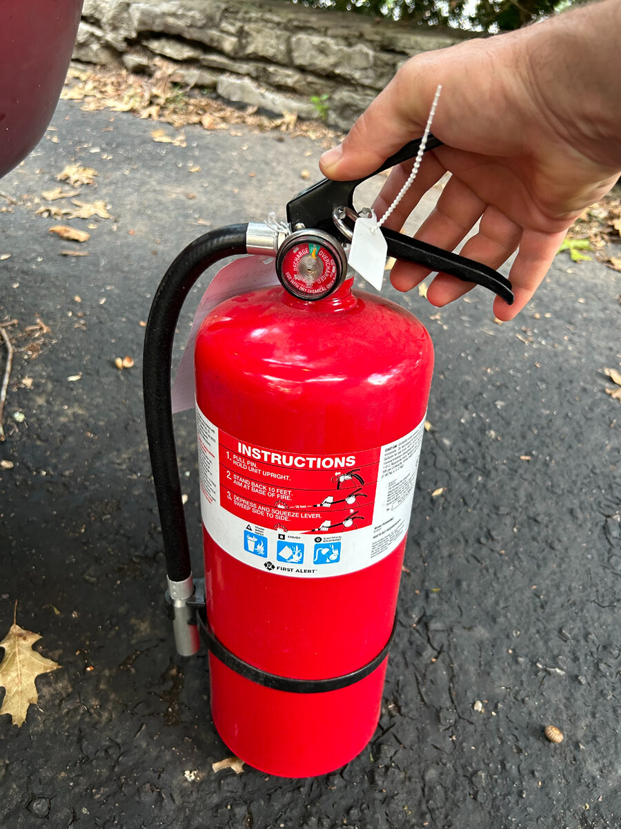 Мой огнетушитель в машине. Порошковый.