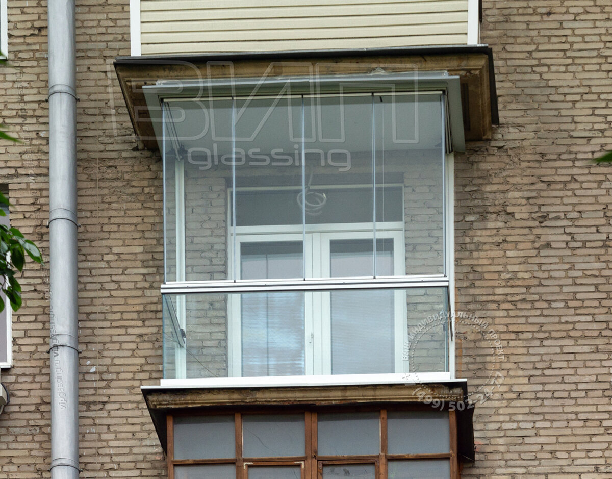 Стеклянный балкон на фасаде кирпичного здания (Фото с сайта Vipglassing.ru)