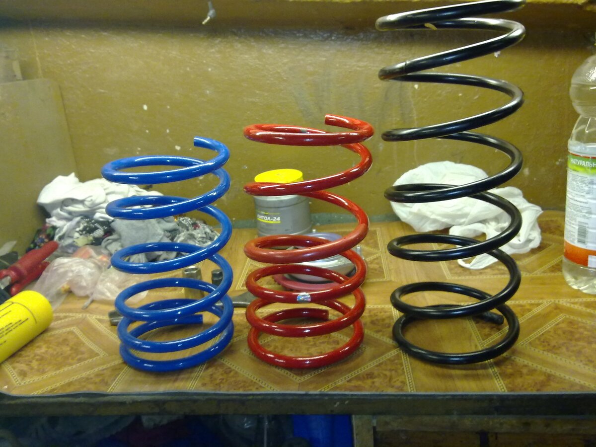 Дорогие друзья .теперь поговорим у цветовой маркировке пружин !!!Несмотря на обилие возможных цветов, определить степень жесткости достаточно легко. Все пружины, устанавливающиеся на авто семейства ВАЗ имеют два класса, которые маркируются определенными цветами: 
класс А – белая, желтая, оранжевая и коричневая краска;
класс В – черная, синяя, голубая и желтая краски.
Для того, чтобы самостоятельно определить жесткость по цвету, необходимо обратить внимание на полоску, которая имеется на внешней стороне витка – именно она определяет этот параметр. Цвет самой пружины может быть иным, поскольку он зависит от используемого защитного покрытия, наносимого с целью уменьшения влияния неблагоприятной среды и коррозии. В качестве такого покрытия используется эпоксидная или хлоркаучуковая эмаль. Поэтому расшифровка пружин по цвету возможна только по полоске на витках.Цвет самого защитного покрытия также играет роль в маркировке пружин амортизаторов. Он определяет модель автомобиля, для которого предназначена пружина, а также ее назначение – для установки спереди или сзади. Хотя если брать в расчет заводы, выпускающие ВАЗы, то они предпочитают окрашивать передние пружины исключительно в черный цвет. Исключением можно считать образцы с переменным расстоянием между витками – они имеют голубую окраску.            КАК ИСПОЛЬЗОВАТЬ ПРУЖИНЫ СООТВЕТСТВЕННО ИХ КЛАССУ Оба класса – «А» и «В», имеют абсолютно рабочие характеристики, и могут устанавливаться на автомобиль в равной степени. Единственное, что следует помнить при установке – цвета пружин подвески должны быть идентичны по обе стороны автомобиля. В противном случае может образоваться небольшой, но постоянный крен кузова на одну из сторон, что существенно ухудшит управляемость автомобилем и его устойчивость на дороге. Кроме того, если цвет пружин по жесткости будет отличаться, это приведет к ускоренному износу узлов всей "ходовки".

Специалисты достаточно часто говорят о необходимости использования на одном ТС элементов только одного класса. В крайнем случае, допускается устанавливать на переднюю ось пружины класса «А», на заднюю «В». Но ни в коем случае не наоборот – это категорически недопустимо. Чтобы избежать путаницы при самостоятельной замене, маркировка по цветам должна совпадать, так же как и их класс.                                                 